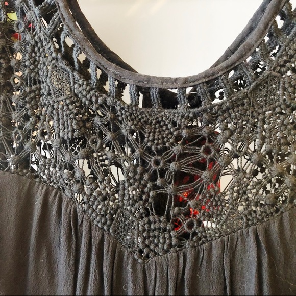 Black Sleeveless Dress with Lace Detail - Picture 5 of 5
